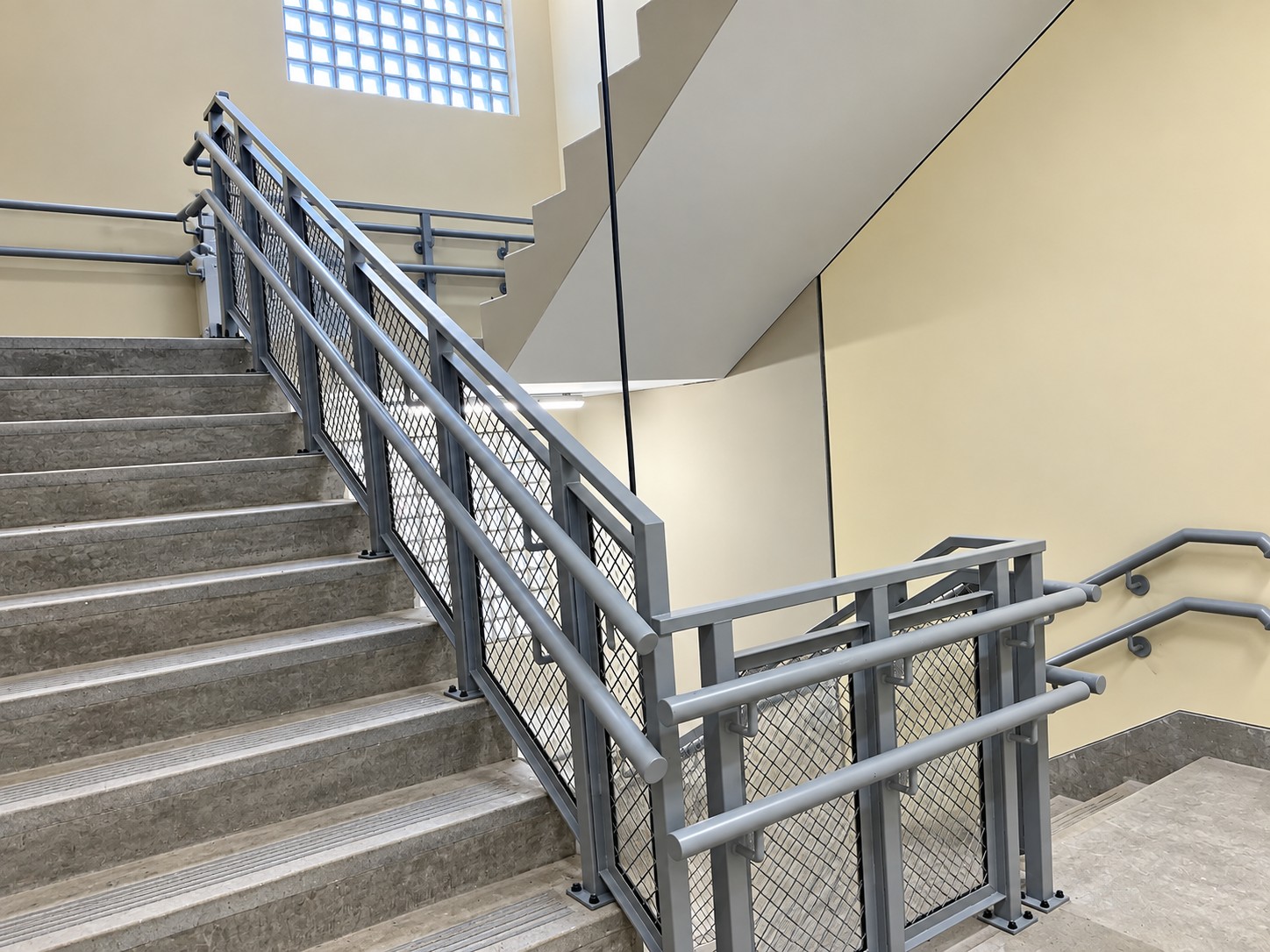 Carpintería metálica en escaleras y circulaciones de institución educativa