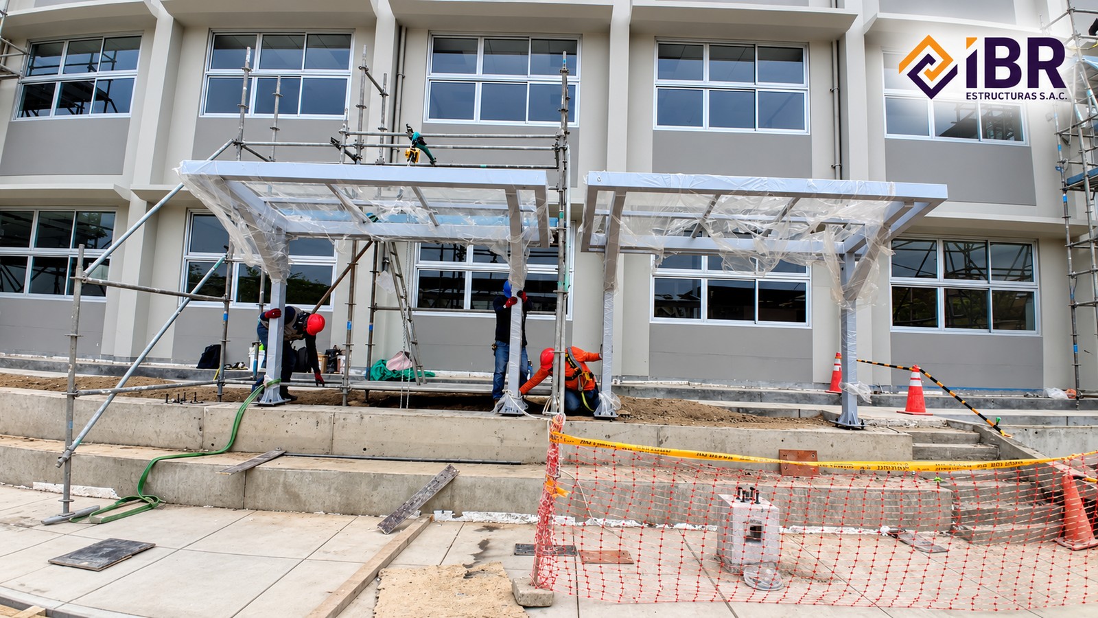 Pérgolas metálicas en acceso de institución educativa